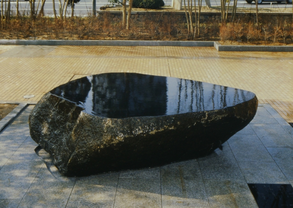 〈虹の石〉 1980年 石,水,俳句