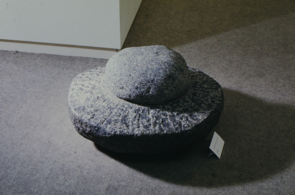 〈存在-石から石〉 1975年 石